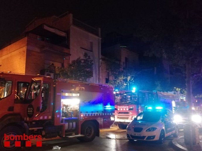 Els bombers treballen per apagar l'incendi en un habitatge de Sant Boi (Barcelona)