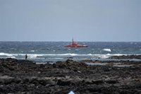 Rescatan una patera con 28 inmigrantes cerca de Lanzarote y se busca a 11 posibles desaparecidos en el mar