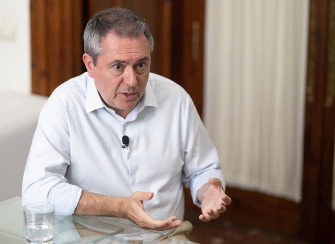 El alcalde de Sevilla y secretario general del PSOE de Andalucía, Juan Espadas, durante una entrevista con Europa Press.