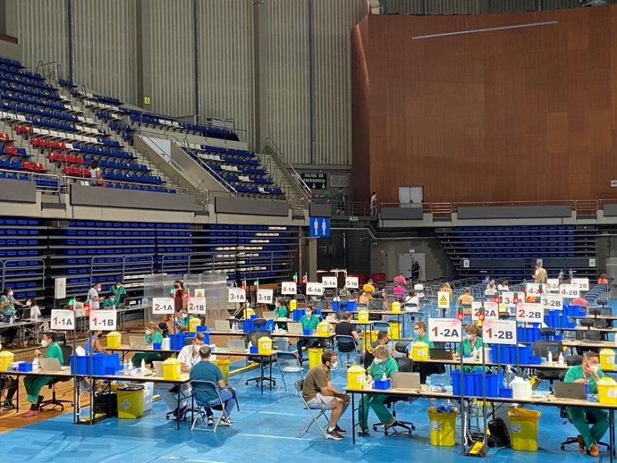 Archivo - Punto de vacunación masiva en el Pabellón Insular Santiago Martín, en Tenerife