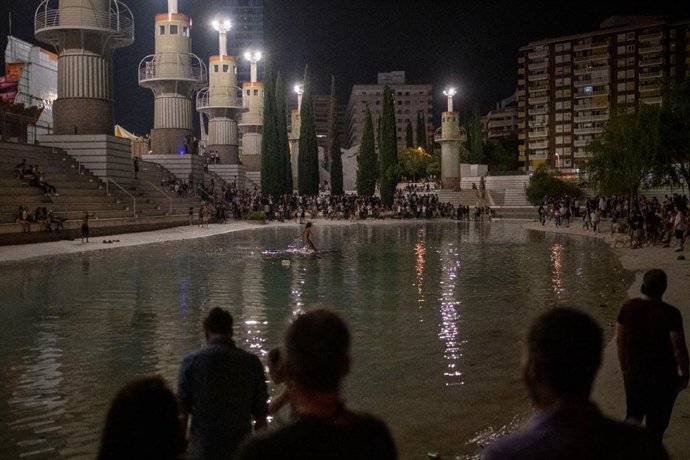 Aglomeraciones en el parque de la Espanya Industrial en la primera noche de las fiestas del barrio de Sants de Barcelona.