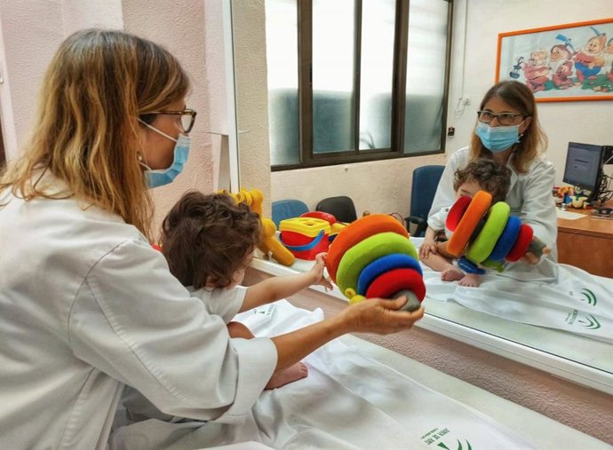 La Doctora Inmaculada Ramos en su consulta con un paciente pediátrico.