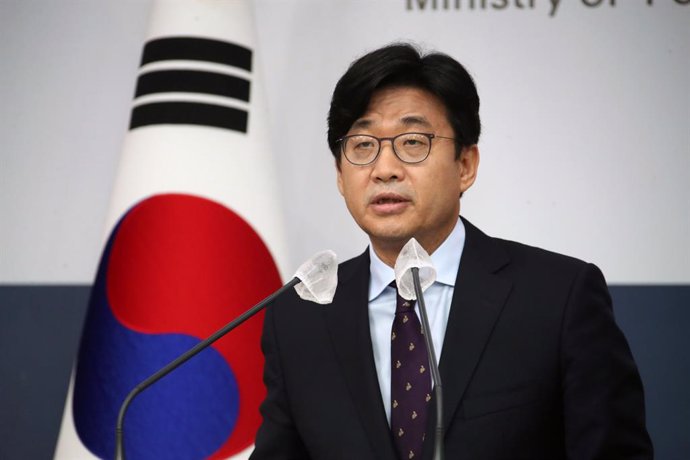 25 August 2021, South Korea, Seoul: South Korea's Second Vice Foreign Minister Choi Jong-moon announces a government plan to airlift some 380 Afghans, who have helped South Koreans in their country, from the Taliban-controlled nation at the Foreign Mini