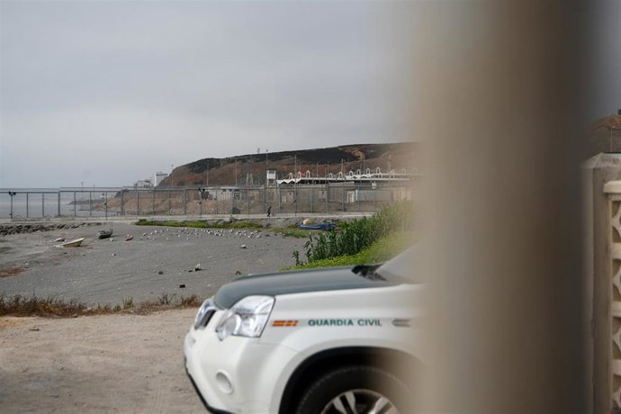 Un coche de la Guardia Civil, en la frontera de Tarajal, en una imagen de archivo de este mes de agosto