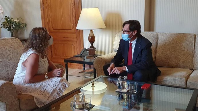 La presidenta del Govern, Francina Armengol, y el exministro de Sanidad y presidente del grupo parlamentario Socialistes-Units per Avanar de Cataluña, Salvador Illa
