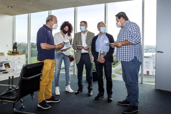 El Consejero De Industria, Turismo, Innovación, Transporte Y Comercio, Javier López Marcano, Recibe Al Autor De Un Libro Sobre Barranquismo.