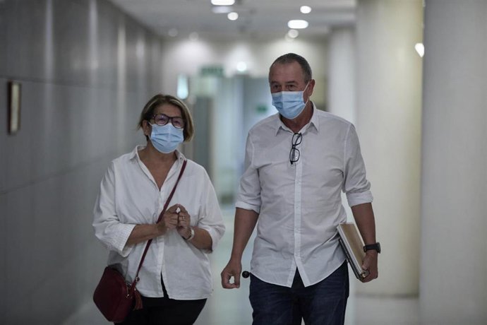 La diputada de Más País, Inés Sabanés y el portavoz de Compromís en el Congreso, Joan Baldoví, a su llegada a una rueda de prensa previa a la Diputación Permanente, en la sala de prensa del Congreso de los Diputados, a 25 de agosto de 2021, en Madrid (E