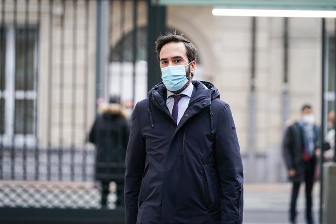 Archivo - El consejero responsable de Turismo, Javier Hurtado, a su llegada a una sesión plenaria 