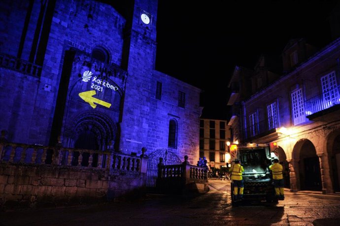 Archivo - Trabajadores del servicio de limpieza municipal, frente a la catedral de Ourense