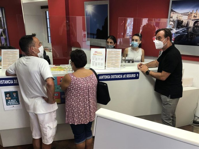 El edil de Cultura, Miguel Ángel Valero, en la Oficina de Turismo.