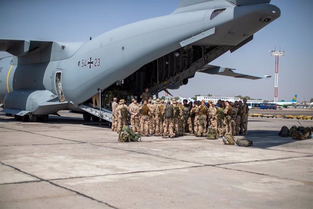 El Ejército alemán sube a un avión de transporte durante la evacuación en Afganistán