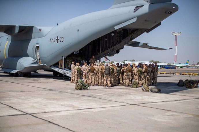 HANDOUT - 17 August 2021, Uzbekistan, Tashkent: German paratroopers board an Airbus A400M at the airport. After the Taliban took power in Afghanistan, the Bundeswehr began its airlift to rescue Germans and Afghans under the most difficult conditions. Ph