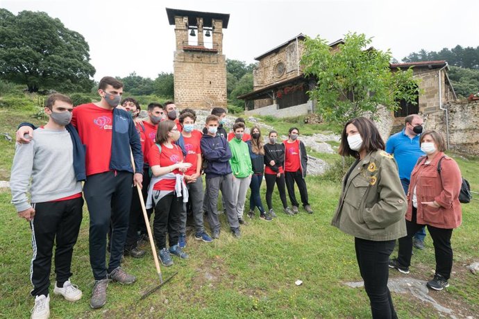 Archivo - Visita de la consejera de Igualdad, Beatriz Artolazabal, al campamento de Laudio
