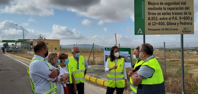 Cayuelas visita los trabajos de reparación del firme en la carretera entre Pedrera y Gilena.