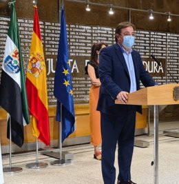 El presidente de la Junta de Extremadura, Guillermo Fernández Vara, en rueda de prensa para hacer balance del 67 Festival de Teatro de Mérida