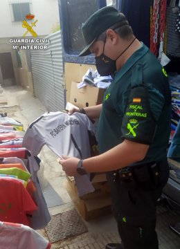 Un agente observa una de las camisetas intervenidas