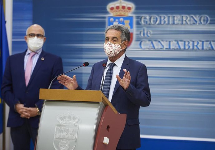 Archivo - Imagen de archivo. El consejero de Sanidad de Cantabria, Miguel Rodríguez (i) y el presidente de Cantabria, Miguel Ángel Revilla (d)