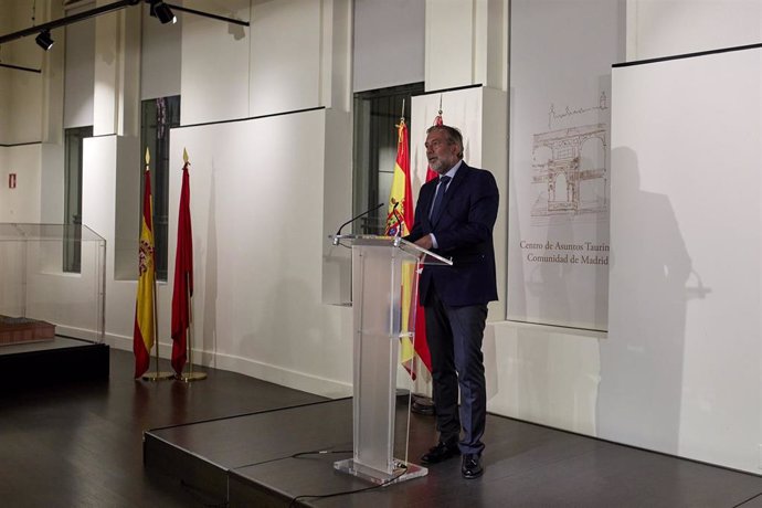 El consejero de Presidencia, Justicia e Interior de la Comunidad de Madrid, Enrique López, responde a los medios tras una reunión del Consejo de Asuntos Taurinos, a 24 de agosto de 2021, en la Plaza de Toros de Las Ventas, Madrid, (España).