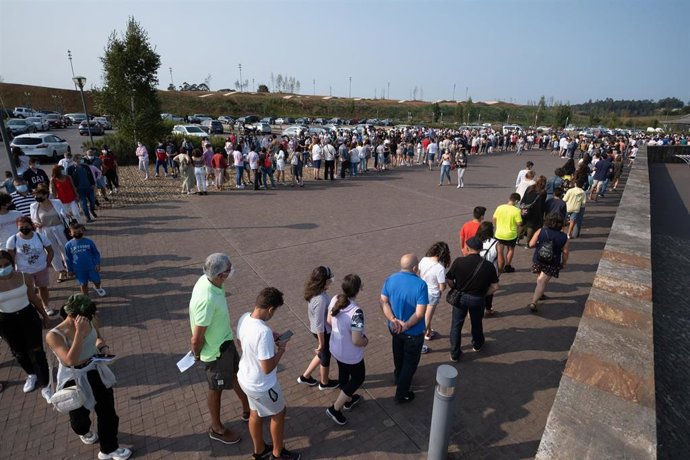 Un grupo de menores esperan ser vacunados de la primera dosis de la vacuna Moderna en la Ciudad de la Cultura, a 23 de agosto de 2021, en Santiago de Compostela
