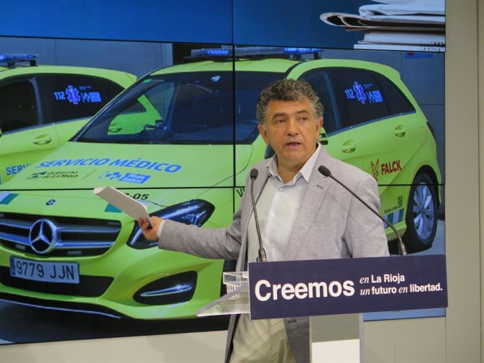 El diputado del PP Carlos Cuevas con imágenes de los vehículos de intervención