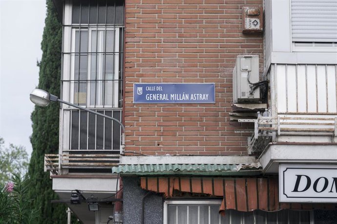 Placa de la calle general Millán Astray en sustitución de la de la calle a la que daba nombre la maestra Justa Freire 