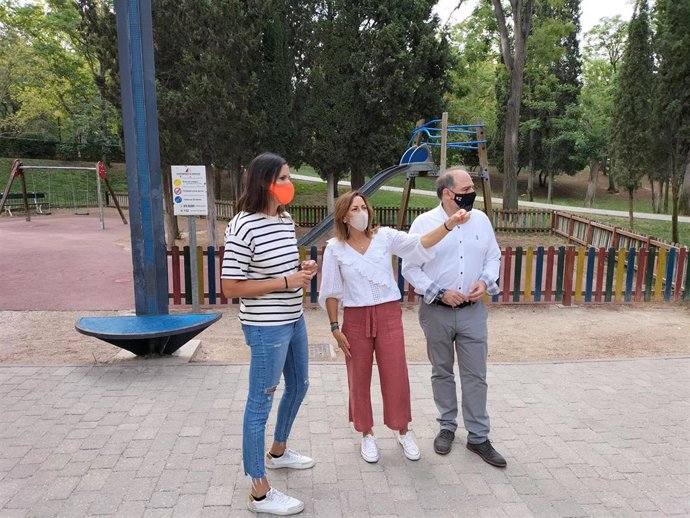 La concejal de Deportes del Ayuntamiento de Zaragoza, Cristina García; la consejera municipal de de Servicios Públicos y Movilidad, Natalia Chueca; y el consejero municipal de Personal, Alfonso Medoza, en la zona de juegos infantiles que se va a remozar.