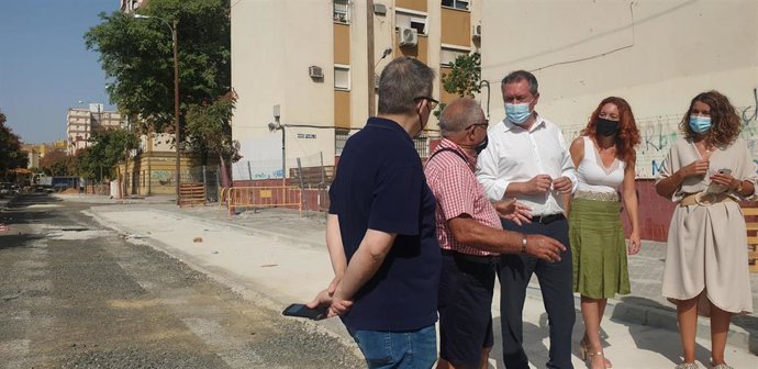 Espadas y Macías, en su visita al Polígono Norte para comprobar los trabajos de reurbanización en José Bermejo.