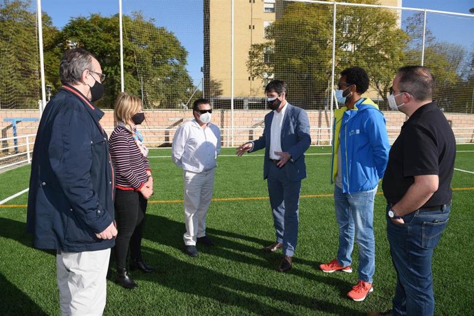 Archivo - Nuevo campo de césped de La Oliva, uno de los espacios que entran en servicio para esta nueva temporada.