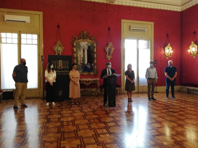 Acto de apoyo al pueblo afgano en el Parlament balear.