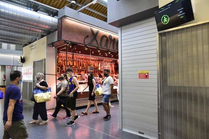 Archivo - Las cámaras zenitales que se han instalado en el Mercat de Sant Antoni de Barcelona para controlar el aforo