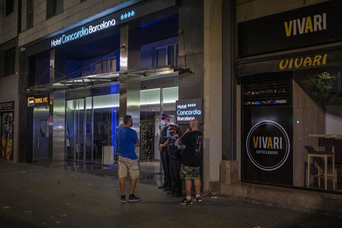 Varios agentes de los Mossos dEsquadra, en la entrada del Hotel Concordia, a 25 de agosto de 2021.