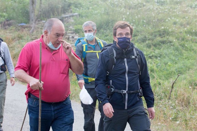 El alcalde de Baleira, Enrique Martínez-Puga (i) y el alcalde de Madrid, José Luis Martínez-Almeida (d), en el inicio del Camino Primitivo de Santiago, desde O Cádavo, Baleira, a 25 de agosto de 2021, en Lugo, Galicia (España)