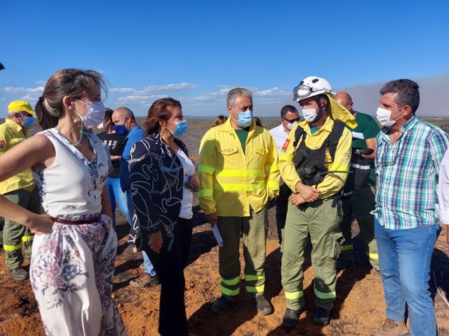 Visita de la consejera andaluza de Desarrollo Sostenible, Carmen Crespo, al dispositivo para la extinción del incendio de Villarrasa (Huelva)