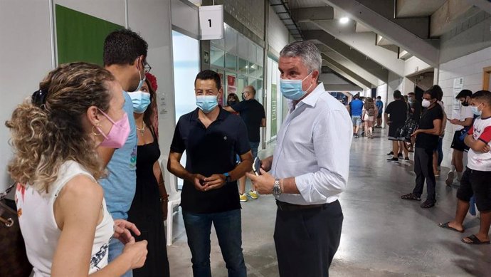 El delegado de Salud y Familias en Almería, Juan de la Cruz Belmonte, visita el centro de vacunación del Palacio de los Juegos Mediterráneos.