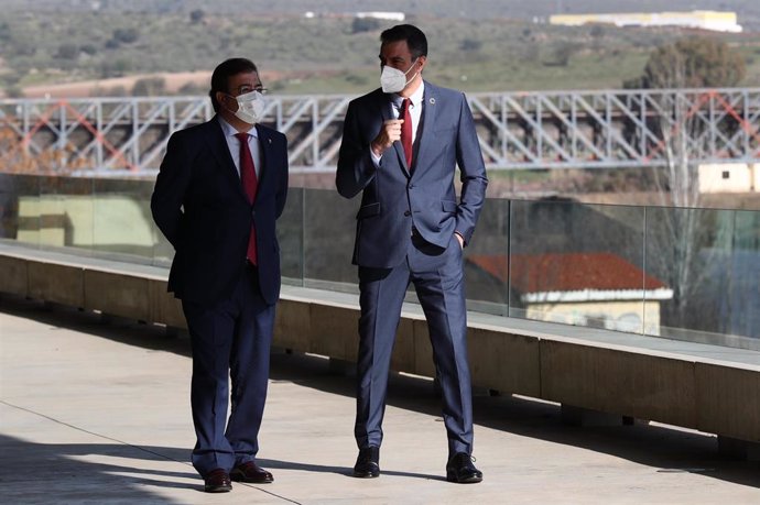 Archivo - El presidente de Extremadura, Guillermo Fernández Vara, y el presidente del Gobierno, Pedro Sánchez, en una visita a Mérida en febrero de 2021.