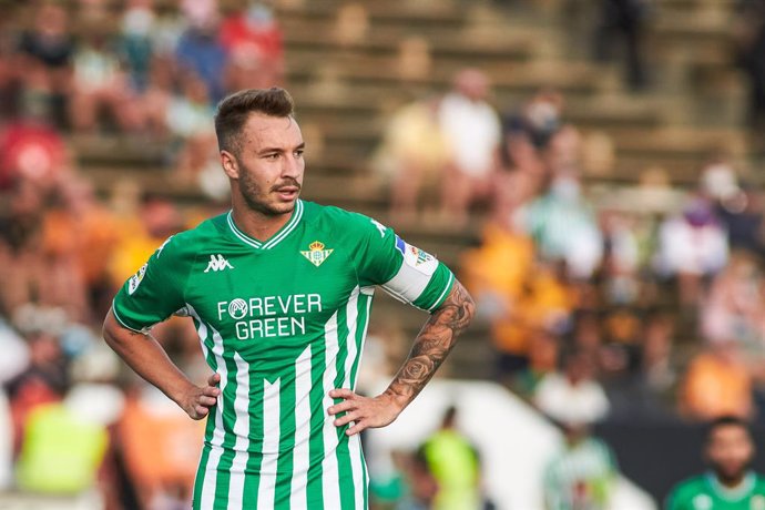 Archivo - Loren Moron of Real Betis looks on during the football friendly match played between Real Betis Balompie and Wolveshampton Wanderers FC at Municipal La Linea Stadium on July 24, 2021 in Cadiz, Spain.