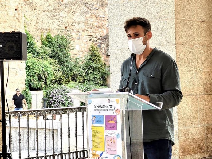 El concejal de Barrios, David Holguín, presenta el programa Dinamiz ARTE que incluye actividades infantiles en 21 barrios de Cáceres y que promueve recuperar las calles para el juego