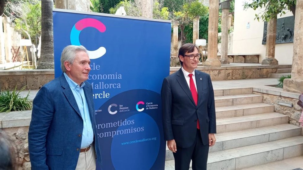 El presidente del Cercle d'Economia de Mallorca, José María Vicens, y el exministro y líder de la oposición en Catalunya, Salvador Illa.