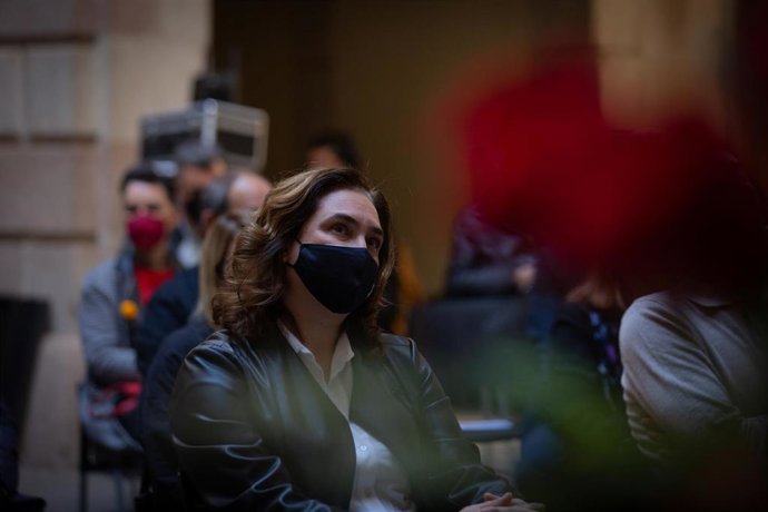 Archivo - La alcaldesa de Barcelona, Ada Colau, participa en un acto que da inicio al día de Sant Jordi, a 23 de abril de 2021, en Barcelona, Catalunya, (España). 
