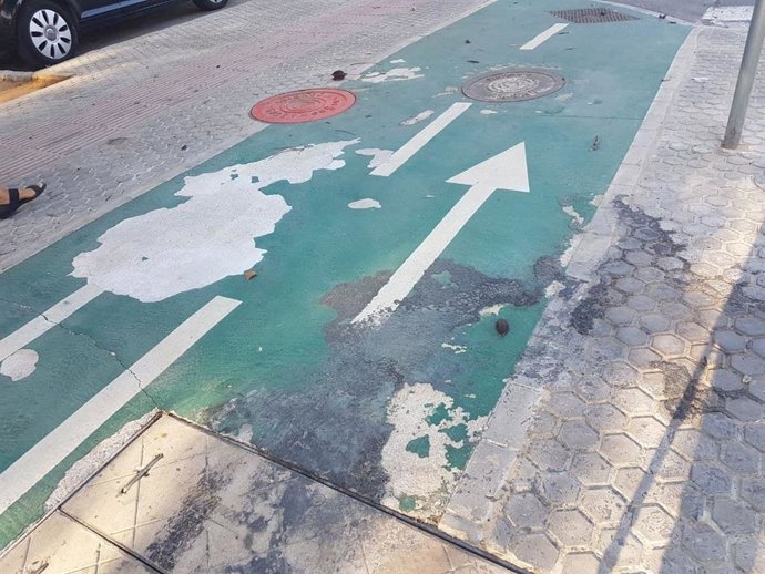 Tramo del carril bici de Sevilla en mal estado