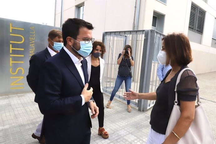 El presidente de la Generalitat, Pere Aragons, en una visita a las obras de dos institutos de Girona.