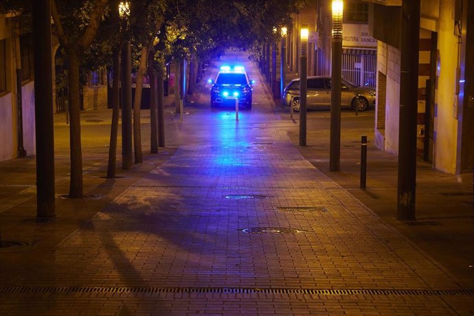 Archivo - Coche de la Policía Nacional patrulla por la ciudad de Pamplona, durante la primera noche de entrada en vigor del toque de queda en Navarra, a 24 de julio de 2021, en Pamplona, Navarra (España).