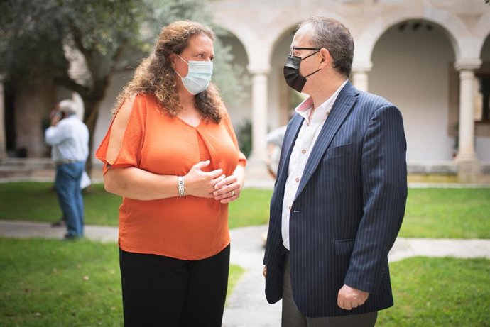 La alcalde en funciones de Mérida, Carmen Yáñez, conversa con el director del Festival de Mérida, Jesús Cimarro