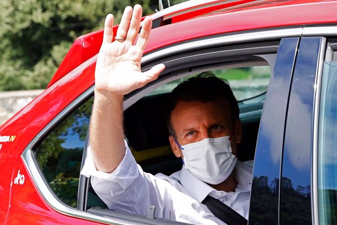 Archivo - 15 July 2021, France, Luz Ardiden: French President Emmanuel Macron waves from his car while following action of the eighteenth stage of the 108th edition of the Tour de France cycling race, 129.7 km from Pau to Luz Ardiden. Photo: Thomas Sams