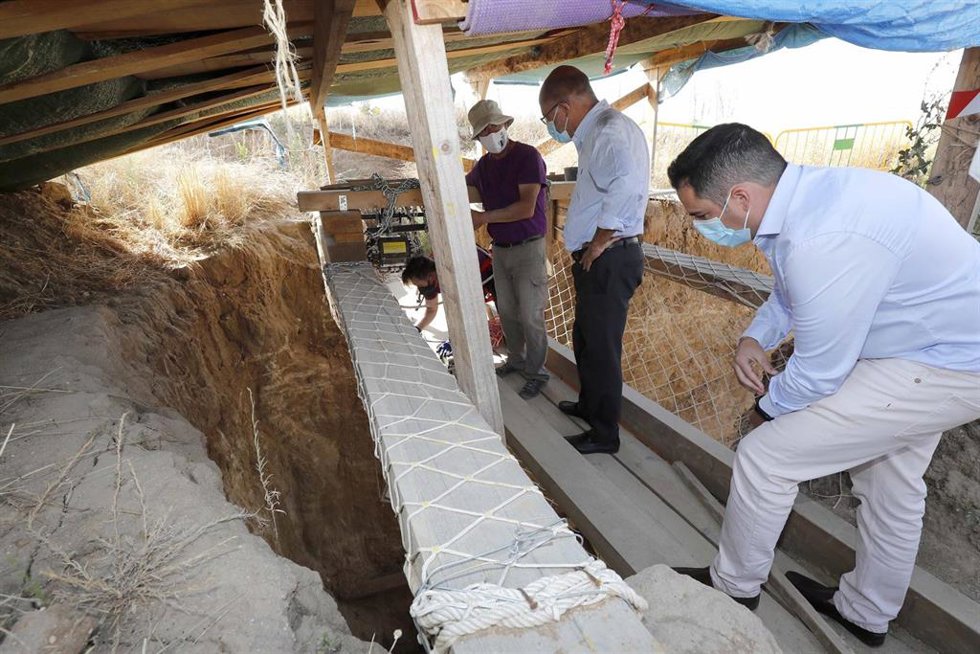 Francico Igea visita los trabajos de exhumación en la finca de los Alfredos de Medina del Campo.