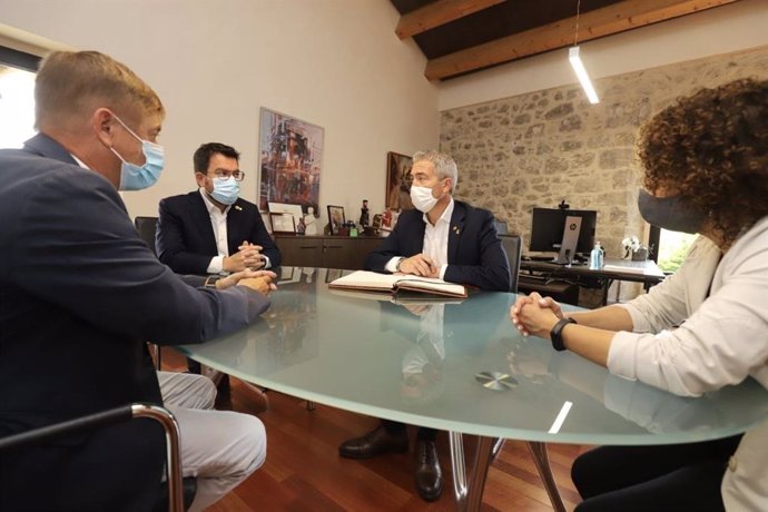 El presidente de la Generalitat, Pere Aragons, y el conseller de Educación, Josep Gonzlez-Cambray, visitando las obras del nuevo instituto de Caldes de Malavella (Girona)