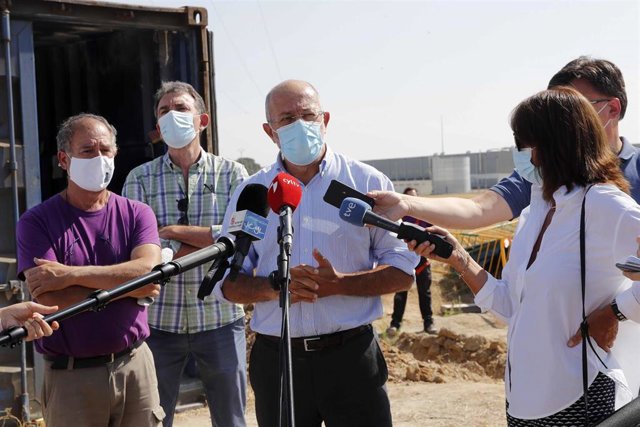 Francisco Igea atiende a los medios tras visitar la fosa de represaliados en la fina de los Alfredos.