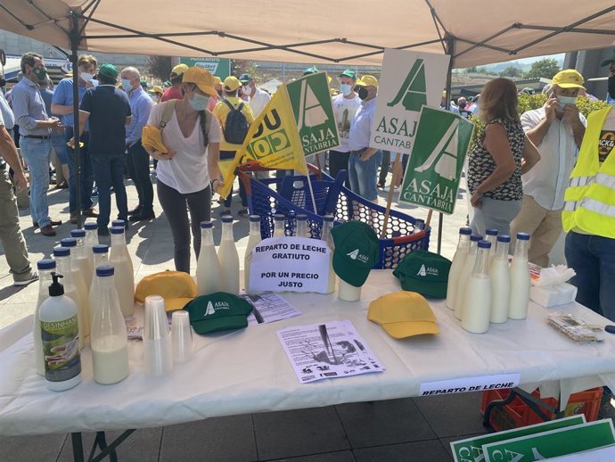 Concentración de los ganaderos contra el precio de la leche en Carrefour