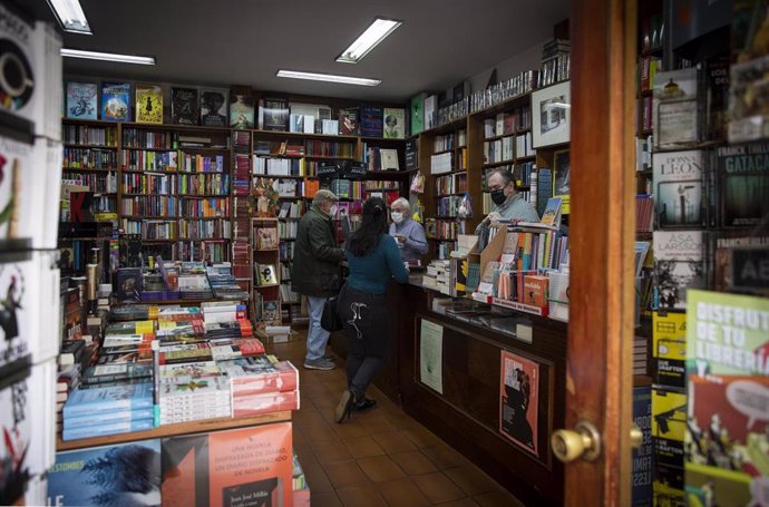 Archivo - Clientes en la librería Reguera durante el Día de las Librerías en Sevilla, foto de archivo