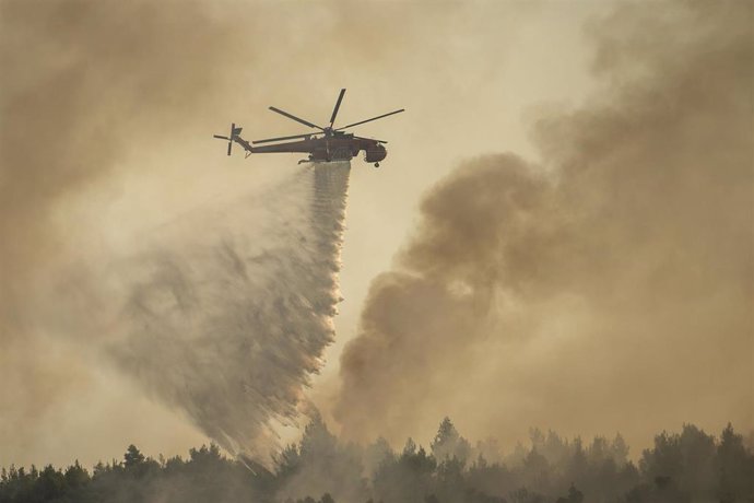 Imagenes de las labores de extinción de incendios en Grecia.